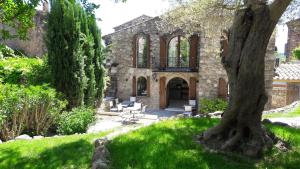 レザルク・シュル・アルジャンにあるVilla Arcaの庭に木のある古い石造りの家