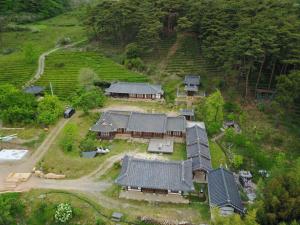 寶城郡的住宿－韓國傳統房屋- 春諾達恩酒店，山中房屋的空中景观