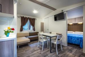 TV a/nebo společenská místnost v ubytování Camping Internazionale Etruria