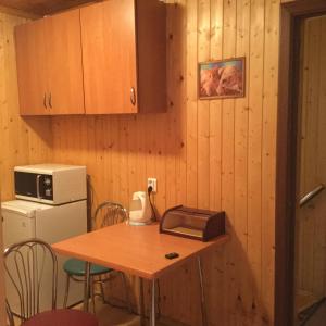 レスノイにあるHoliday Home On Zelenayaの小さなキッチン(テーブル、電子レンジ付)