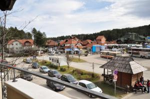 una ciudad con coches estacionados en un estacionamiento en Apartmani Vidic, en Zlatibor