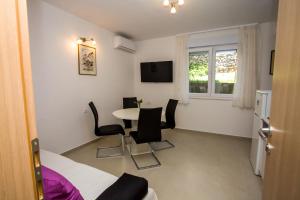 TV a/nebo společenská místnost v ubytování Apartments Lovor