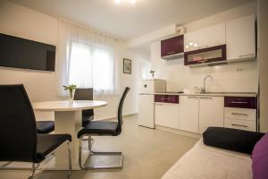 Kuchyň nebo kuchyňský kout v ubytování Apartments Lovor