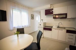 Kuchyň nebo kuchyňský kout v ubytování Apartments Lovor