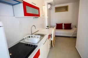 Kuchyň nebo kuchyňský kout v ubytování Apartments Lovor
