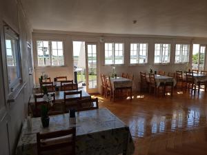 - une salle à manger avec des tables, des chaises et des fenêtres dans l'établissement Stege Nor, à Stege