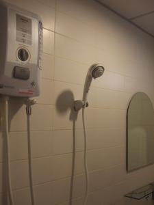La salle de bains est pourvue d'un sèche-cheveux et d'un miroir. dans l'établissement Lodge 61 Hotel, à Bangkok