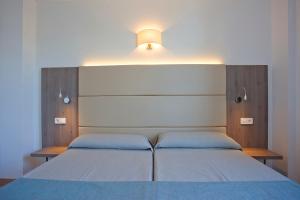 Postel nebo postele na pokoji v ubytování Aparthotel Playa Dorada