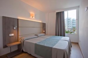 Postel nebo postele na pokoji v ubytování Aparthotel Playa Dorada