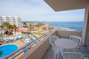 Pemandangan kolam renang di Aparthotel Playa Dorada atau berdekatan