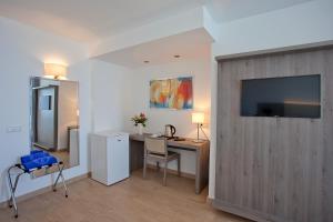 TV a/nebo společenská místnost v ubytování Aparthotel Playa Dorada