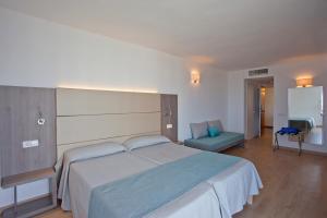 Postel nebo postele na pokoji v ubytování Aparthotel Playa Dorada