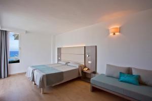Postel nebo postele na pokoji v ubytování Aparthotel Playa Dorada