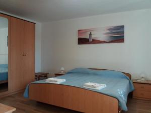 sypialnia z łóżkiem i jasnym domem w obiekcie Apartmani Damiani w mieście Grožnjan