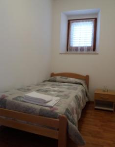 Łóżko lub łóżka w pokoju w obiekcie Apartmani Damiani