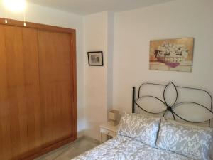 ラ・カラ・デ・ミハスにあるSeaview Apartment La Calaのベッドルーム1室(ベッド1台付)、木製のドア