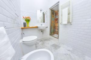 パレルモにあるSolemar Sicilia - Monacò roomsの白いバスルーム(トイレ、シンク付)