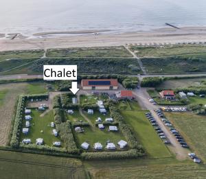 eine Luftansicht eines Gebäudes mit einem Schild, das einen Angriff liest in der Unterkunft Chalet de Schelp in Domburg
