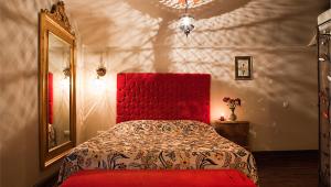 Cama ou camas em um quarto em Kitapevi Hotel