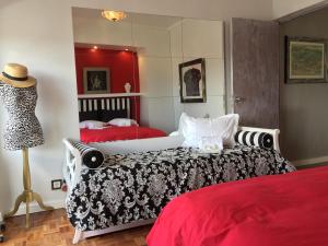 フィゲイラ・ダ・フォズにあるCasino & Beach Apartmentのベッドルーム1室(ベッド2台、鏡付)