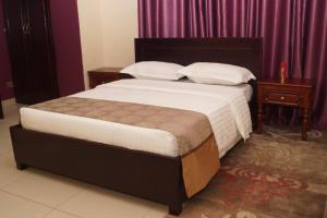 Postel nebo postele na pokoji v ubytování Diamonds Hotel Kampala