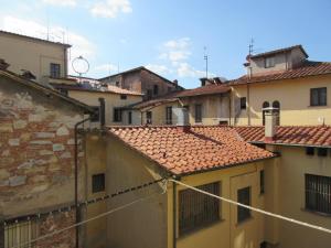 un grupo de edificios con techos de baldosas rojas en La Rondine, en Lucca