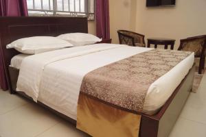Postel nebo postele na pokoji v ubytování Diamonds Hotel Kampala