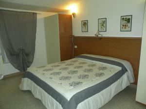 コティニョーラにあるAffittacamere Casadioのベッドルーム1室(木製ヘッドボード付きのベッド1台付)