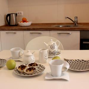 uma mesa com um prato de comida e copos sobre ela em Rogic Apartment em Lovran