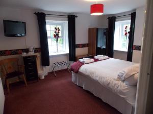 Un pat sau paturi într-o cameră la Cross Keys Hotel