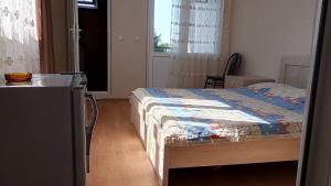una camera da letto con un letto in una stanza con una finestra di Mari Guest House a Kvariati