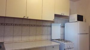 eine Küche mit einem Herd und einem weißen Kühlschrank in der Unterkunft Holiday Home Dida Blaž in Trogir