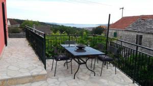 eine Terrasse mit einem Tisch und Stühlen auf dem Balkon in der Unterkunft Holiday Home Dida Blaž in Trogir