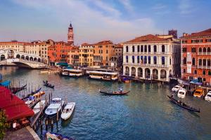 威尼斯的住宿－蒂卡拉卡達斯崔昂埃博卡旅館，城市河流中的一群船