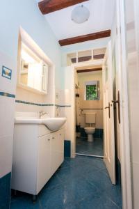 een badkamer met een wastafel en een toilet bij Villa Melita in Opatija