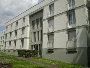 ein großes weißes Gebäude mit Balkon auf der Seite in der Unterkunft Studio Beaulieu in Rennes