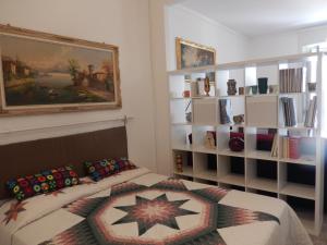 a bedroom with a bed and a book shelf at Appartamento in Centro casa vacanza in Scicli