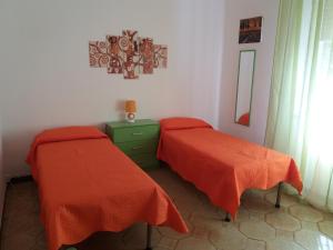 RilievoにあるAi capperi di siciliaのオレンジのシーツが備わる客室内のベッド2台