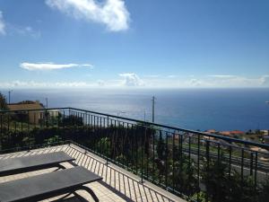 a view of the ocean from a balcony at Casa da Rainha Bungallow in Estreito da Calheta