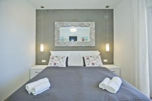 赫瓦爾的住宿－維奧萊塔赫瓦爾公寓，一间卧室配有一张床,上面有两条毛巾