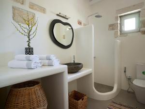 TriovasálosにあるStudio Viperaのバスルーム(洗面台、トイレ、鏡付)