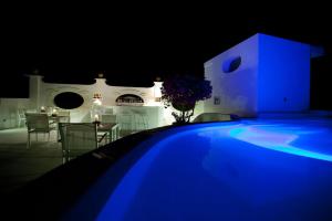 Het zwembad bij of vlak bij La Settima Luna Hotel