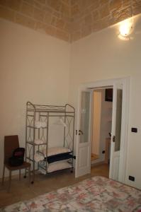sypialnia z metalowym łóżkiem piętrowym w pokoju w obiekcie B&B Emily Brindisi w mieście Brindisi