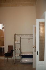 ブリンディジにあるB&B Emily Brindisiの二段ベッドと椅子が備わる客室です。