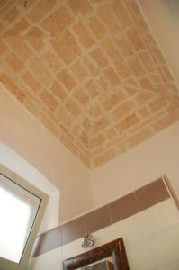 a room with a ceiling with a cork at B&B Emily Brindisi in Brindisi