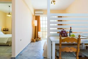 Postel nebo postele na pokoji v ubytování Castello Bianco Aparthotel + 35 fotografií