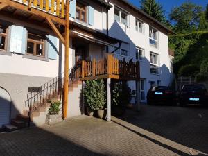 un edificio con un balcone in legno sul lato di Ferienwohnung Kramer a Kippenheim