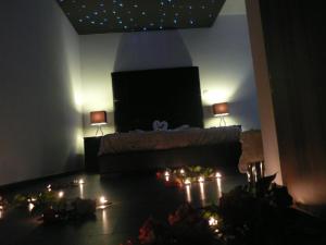 a living room with a bed and lights on the floor at Esperando in Maroni