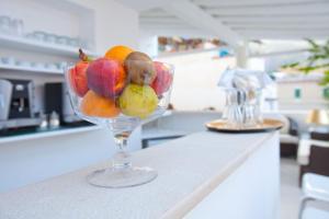 a glass bowl filled with fruit on a counter at La Settima Luna Hotel in Canneto