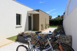 duas bicicletas estacionadas em frente a um edifício em Le Flamingo em Villeneuve-lès-Maguelonne